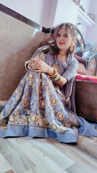 Μια Χαμογελαστή Νεαρή Ινδή Μια Παραδοσιακή Σάρι Ποζάρει Στο Πάτωμα — Φωτογραφία Αρχείου