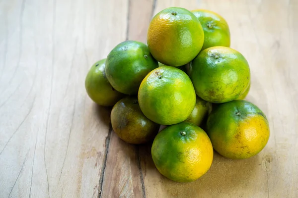 Close Frutas Cítricas Empilhadas Uma Superfície Madeira — Fotografia de Stock