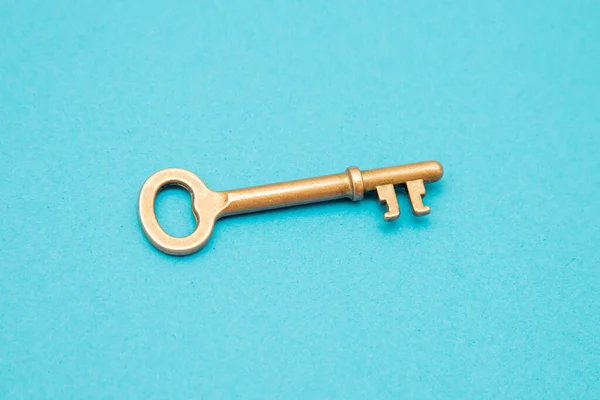 Ένα Παλιό Χρυσό Κλειδί Που Απομονώνεται Μπλε Φόντο Χώρο Αντιγραφής — Φωτογραφία Αρχείου