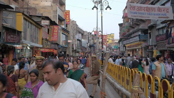 Vara India Března 2019 Místní Lidé Chodí Ulicích Varanasi Indii — Stock fotografie