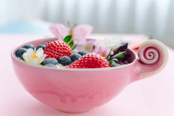 Secangkir Krim Merah Muda Dengan Stroberi Dan Blackberry — Stok Foto