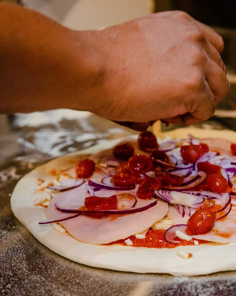 Kock Som Lagar Pizza Med Lök Och Tomater — Stockfoto