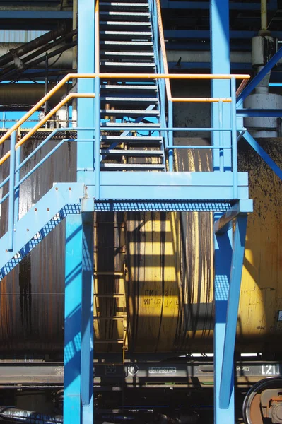 Eine Vertikale Aufnahme Industrieller Metalltreppen Einem Industriegebiet — Stockfoto