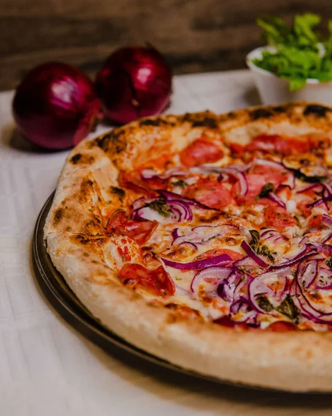 Lahodná Křupavá Pizza Cibulí — Stock fotografie