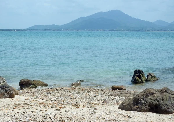 Vista Paisagem Uma Praia Tropical Arenosa Com Rochas Fundo Mar — Fotografia de Stock