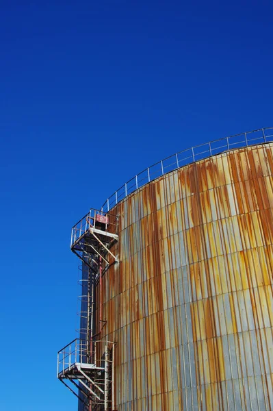 Tiro Vertical Baixo Ângulo Edifício Industrial Antigo Sob Reconstrução — Fotografia de Stock