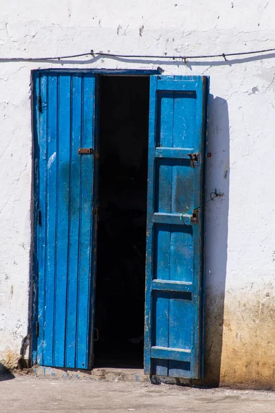 Tiro Vertical Uma Velha Porta Azul Cidade Essaouira Marrocco — Fotografia de Stock