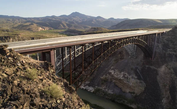 Γέφυρες Του Αυτοκινητόδρομου Διασχίζουν Burro Creek Περιμένοντας Τελειώσει Υπόλοιπο Του — Φωτογραφία Αρχείου