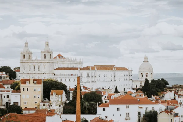 Vacker Kuststad Lissabon Portugals Huvudstad Med Pastellfärgade Byggnader Dyster Dag — Stockfoto