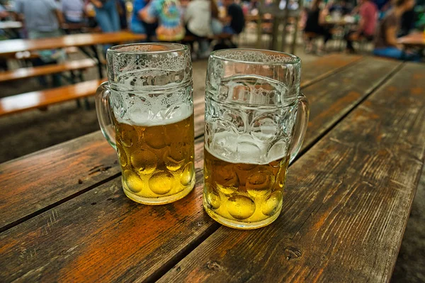 Die Zwei Gläser Frisches Bier Einem Traditionellen Bayerischen Biergarten München — Stockfoto