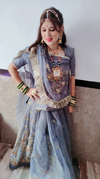 Uma Bela Jovem Indiana Vestindo Vestido Tradicional Sari Posando — Fotografia de Stock