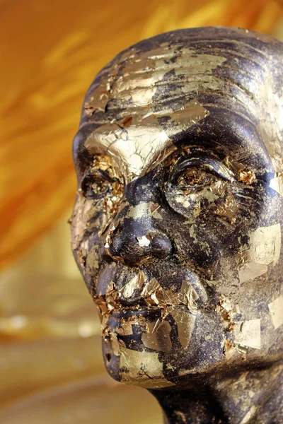 東南アジアの寺院で黄金の仏像の額頭の像のクローズアップ — ストック写真