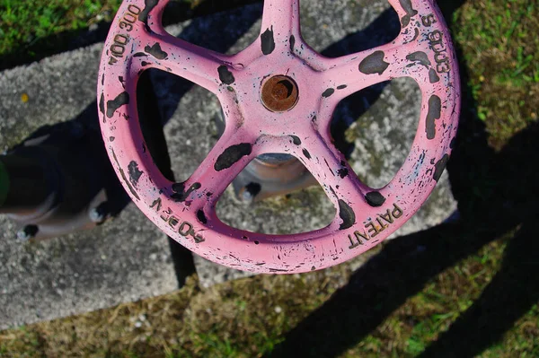 工业现场生锈的旧粉红砂轮 — 图库照片