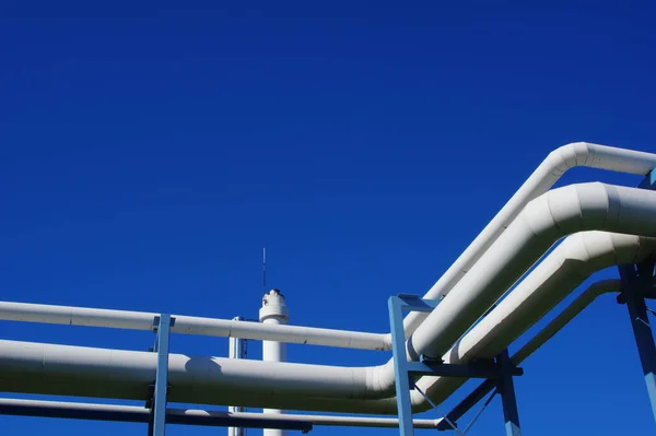 Ett Komplex Gasledningar Ett Gaseldat Kraftverk Mot Den Blå Himlen — Stockfoto