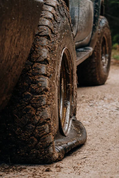 Vertical Shot Old Dirty Car Burst Tires Parked Outdoors Blurry — Stock Photo, Image