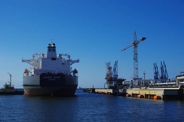 Limanda Büyük Bir Endüstriyel Kargo Gemisi — Stok fotoğraf