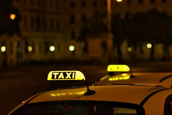 Uma Foto Dos Táxis Alemães Lado Outro Durante Noite — Fotografia de Stock