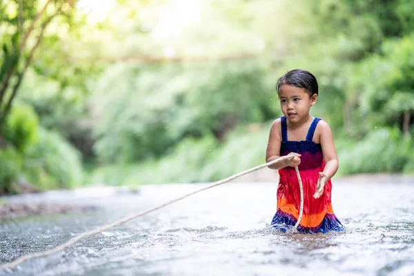 Ein Asiatisches Süßes Weibliches Kind Spielt Mit Einer Schnur Einem — Stockfoto