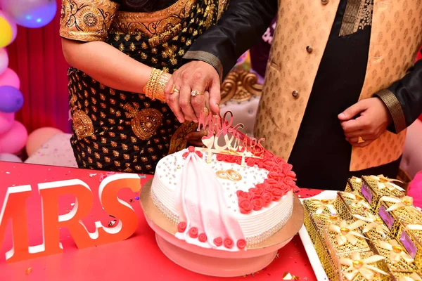 結婚式の装飾 ケーキのトッパー 氏と夫人は ケーキを切る 赤い花の白いケーキ — ストック写真