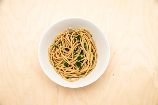 Een Top Uitzicht Van Kip Spaghetti Een Kom Een Van — Stockfoto