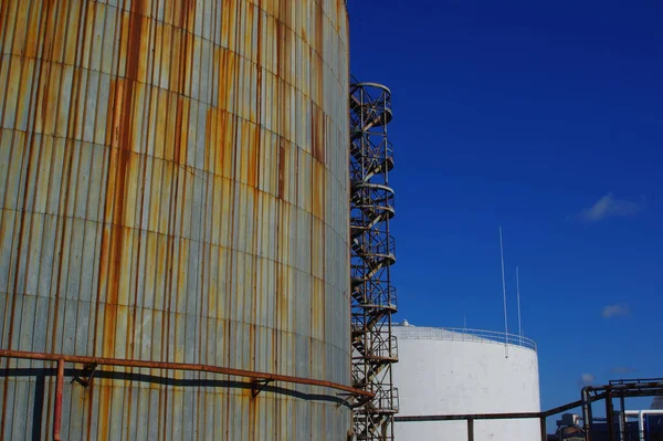 Uma Escadaria Industrial Num Edifício Uma Fábrica Água — Fotografia de Stock