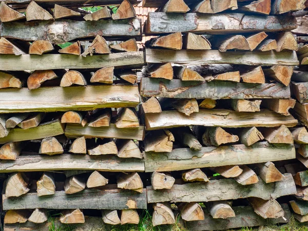 Eine Nahaufnahme Des Aufgestapelten Holzhaufens Freien Auf Dem Rasen — Stockfoto