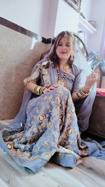 Een Mooie Indiaanse Dame Met Sari Sieraden Grond Poseert — Stockfoto