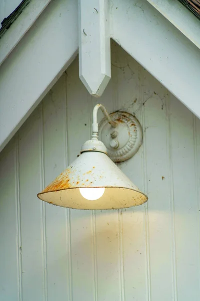 Närbild Smutsig Väderbiten Lampa — Stockfoto