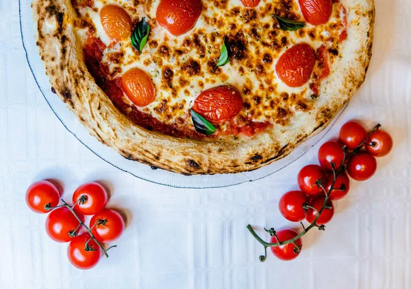 Vista Dall Alto Mezza Deliziosa Pizza Con Formaggio Pomodorini Tavolo — Foto Stock