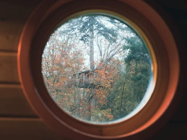 Une Vue Travers Fenêtre Chalet Dans Une Forêt Automne — Photo