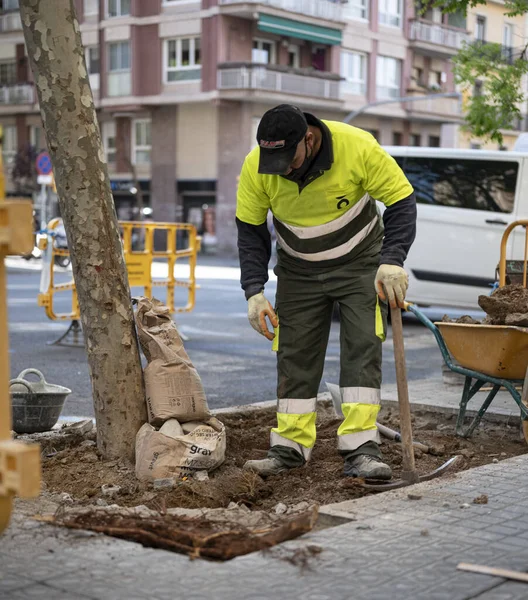 Barcelona España Junio 2021 Primer Plano Trabajador Arreglando Acera Ciudad — Foto de Stock