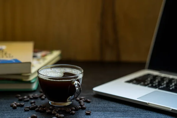 Primer Plano Una Taza Café Con Granos Café Una Computadora — Foto de Stock