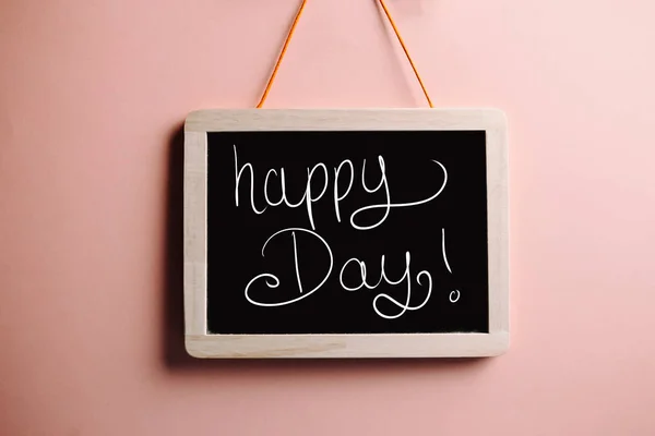 Een Houten Ingelijst Klein Schoolbord Met Een Happy Day Schrijven — Stockfoto