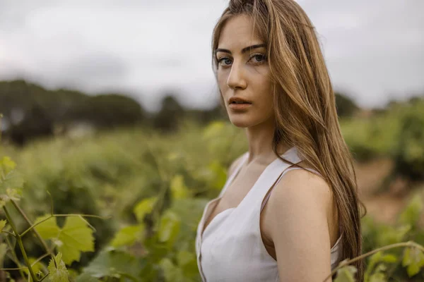 Retrato Una Mujer Española Pelo Largo Viñedo Día Sombrío —  Fotos de Stock