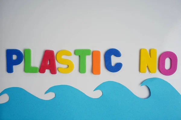 Slovo Plastic Barevnými Písmeny Bílém Pozadí Mořskými Vlnami — Stock fotografie