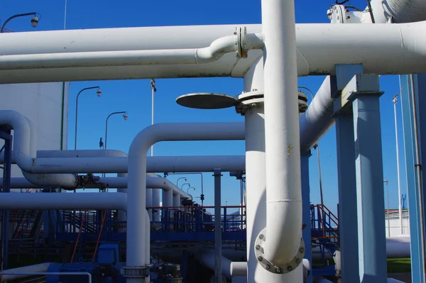 Una Planta Refinería Petróleo Con Grandes Tuberías Industriales —  Fotos de Stock