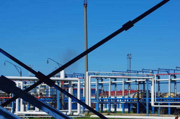 Eine Ölraffinerieanlage Mit Vielen Industrieröhren — Stockfoto