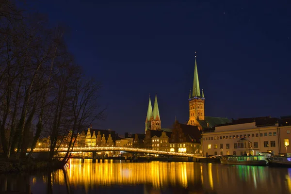 Ein Schönes Stadtbild Der Lübecker Altstadt Mit Seebrücke Bei Nacht — Stockfoto