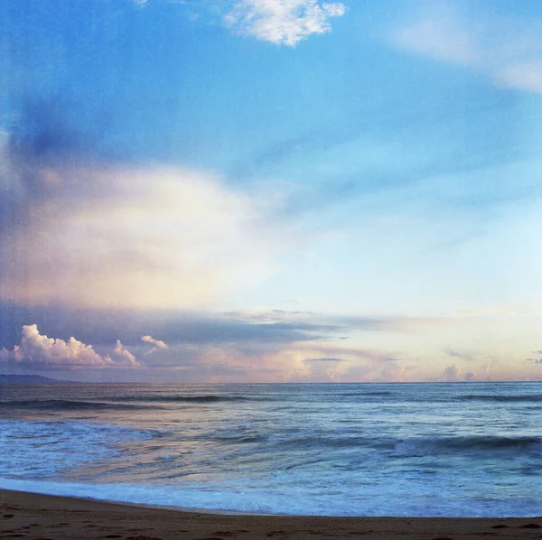 真っ青な空の下で砂浜と穏やかな海のショット — ストック写真