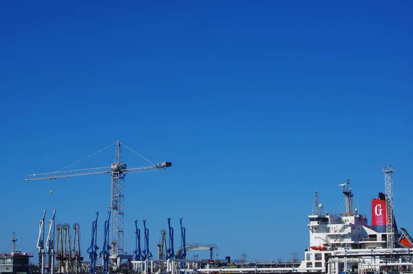 Céu Azul Sobre Porto Petróleo — Fotografia de Stock