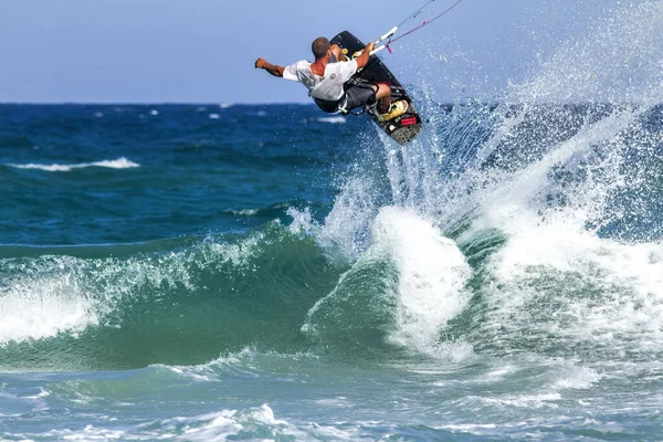 Maroochydore Australia Noviembre 2015 Kitesurfista Adulto Surfeando Sobre Las Olas — Foto de Stock