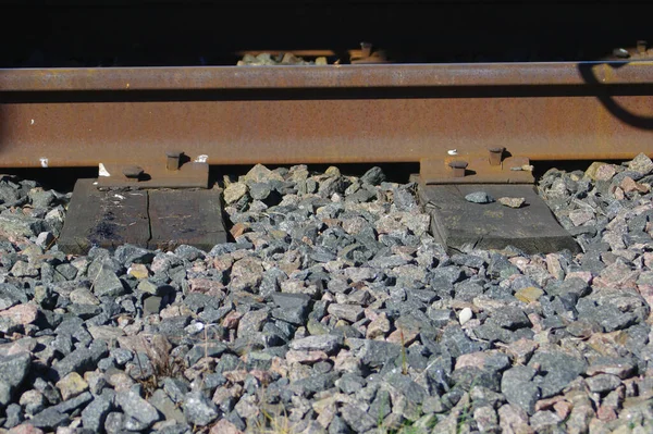 Een Close Shot Van Rotsen Rails Een Industriële Faciliteit — Stockfoto