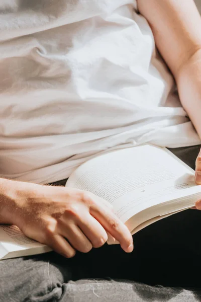 Eine Nahaufnahme Von Händen Die Sonnenlicht Ein Buch Lesen Entspannen — Stockfoto