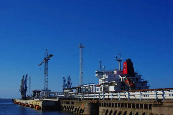 Ein Großes Frachtschiff Und Boote Hafen Einer Ölfabrik — Stockfoto