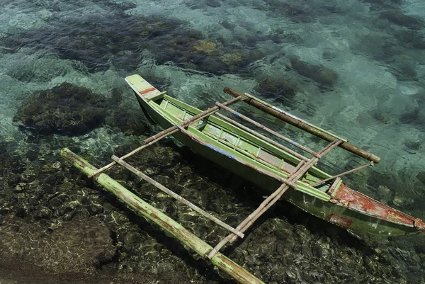 Una Vecchia Barca Verde Nell Acqua Vicino Alla Foresta Tropicale — Foto Stock