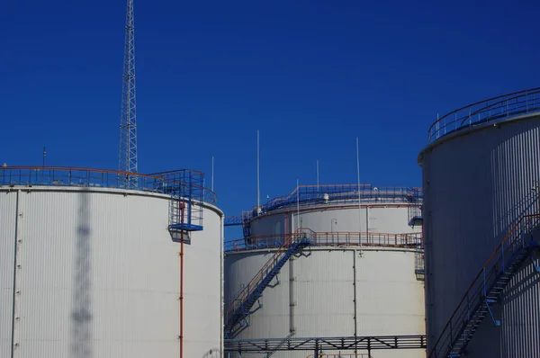 Large White Industrial Tanks Oil Refinery Plant — Stock Photo, Image