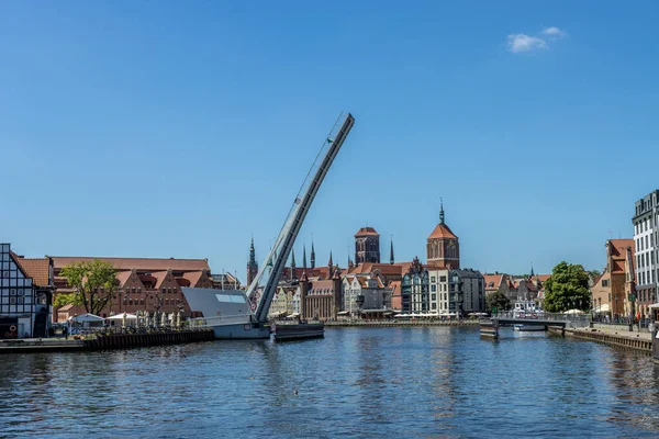 Gdansk Poland Jun 2021 Närbild Bild Sjö Byggnader Bakgrund Gdansk — Stockfoto