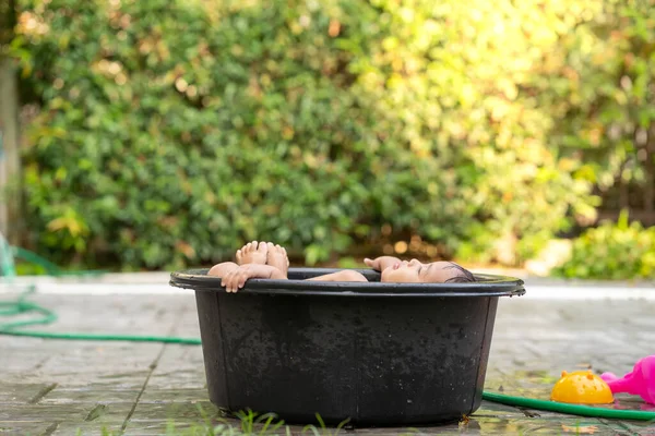 Adorable Bebé Sudeste Asiático Tomando Baño Una Bañera Plástico — Foto de Stock
