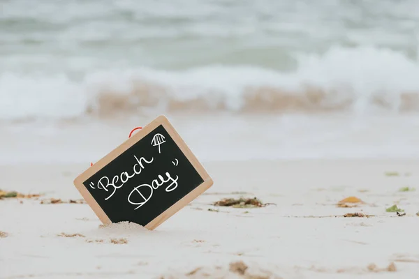 Eine Kleine Holztafel Mit Dem Schriftzug Beach Day Sandigen Ufer — Stockfoto