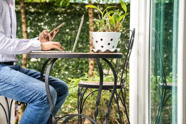 Een Zijaanzicht Van Een Zakenman Die Buiten Een Balkon Werkt — Stockfoto